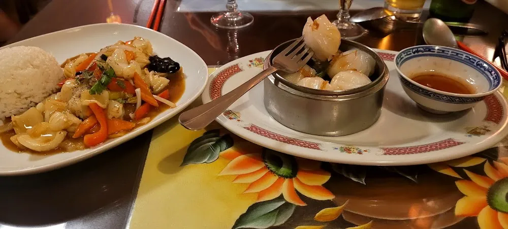 Calamars Sautes Aux Légumes Et Raviolis de Crevettes Ha Cao